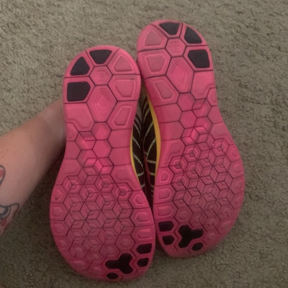 Nike Free Runs Tennis Shoes - Picture 3 of 4